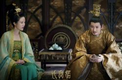 开云sport-双线战场，当团队铁壁遭遇个人烈焰，谁定义了对抗的终极形态？