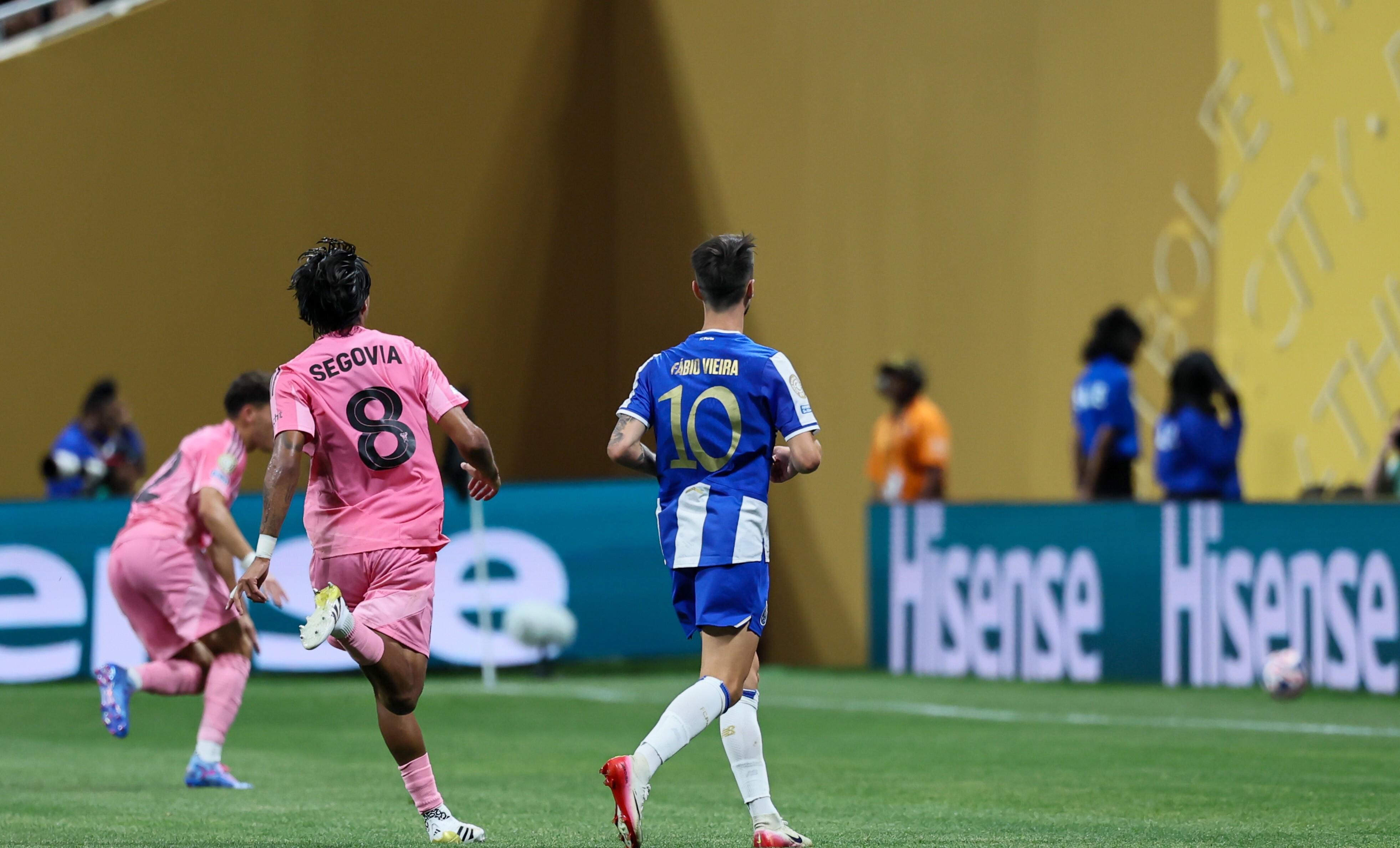 日本横扫塞维利亚，梅西绝境逆转