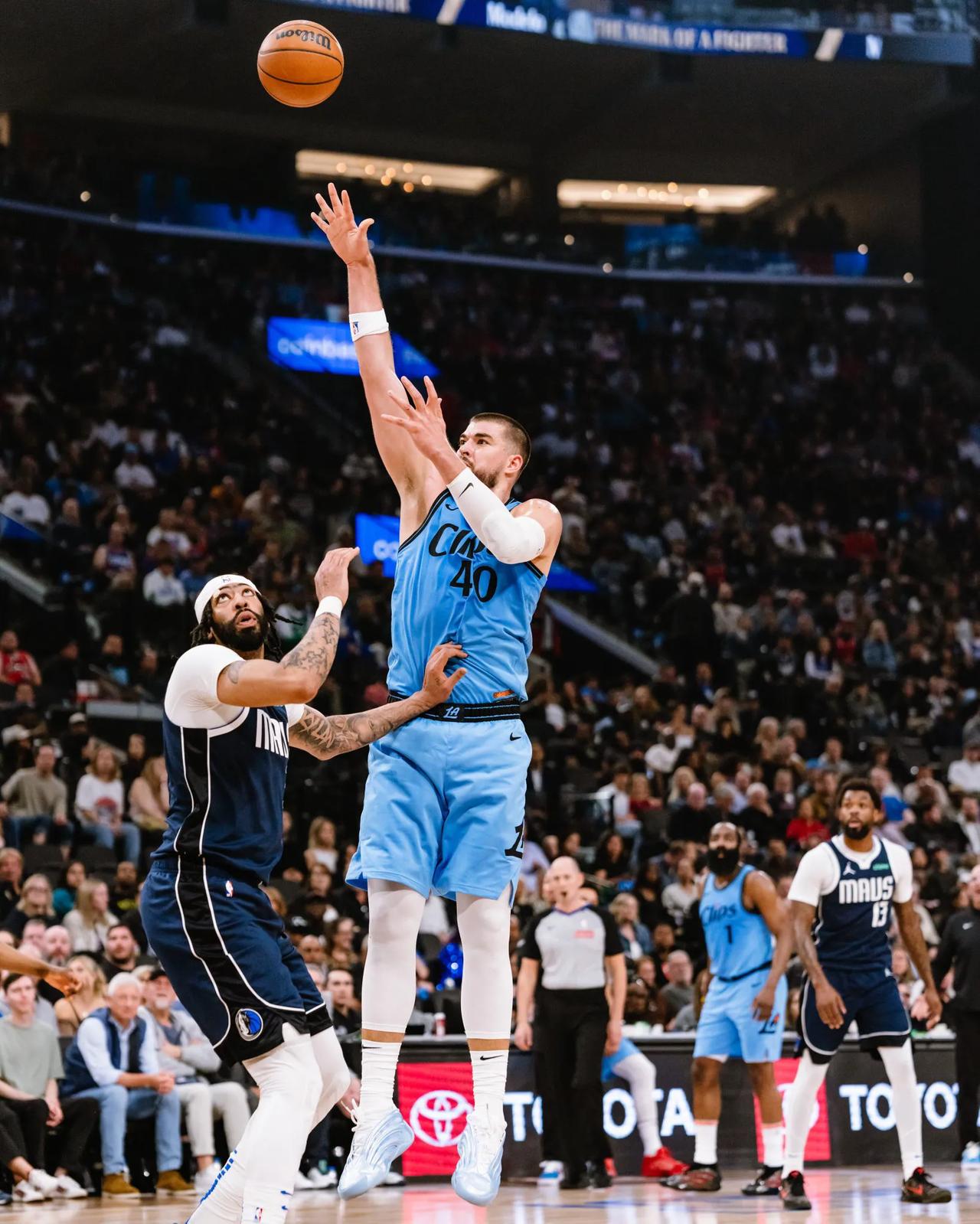 快船逆转独行侠,哈里斯送出助攻 快船逆转独行侠,哈里斯送出助攻