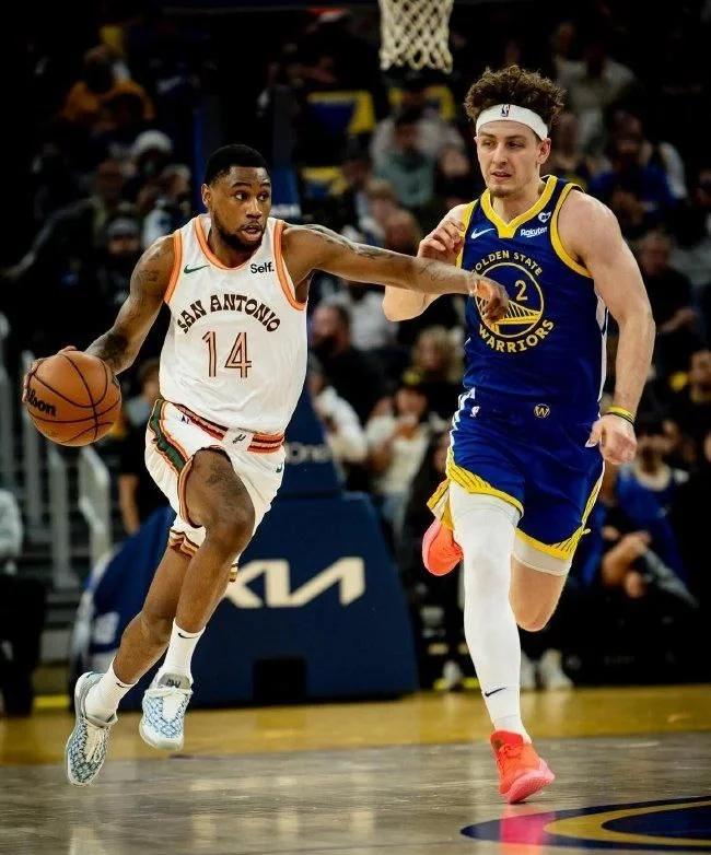 马刺绝杀墨西哥男篮，利拉德三分雨点燃全场