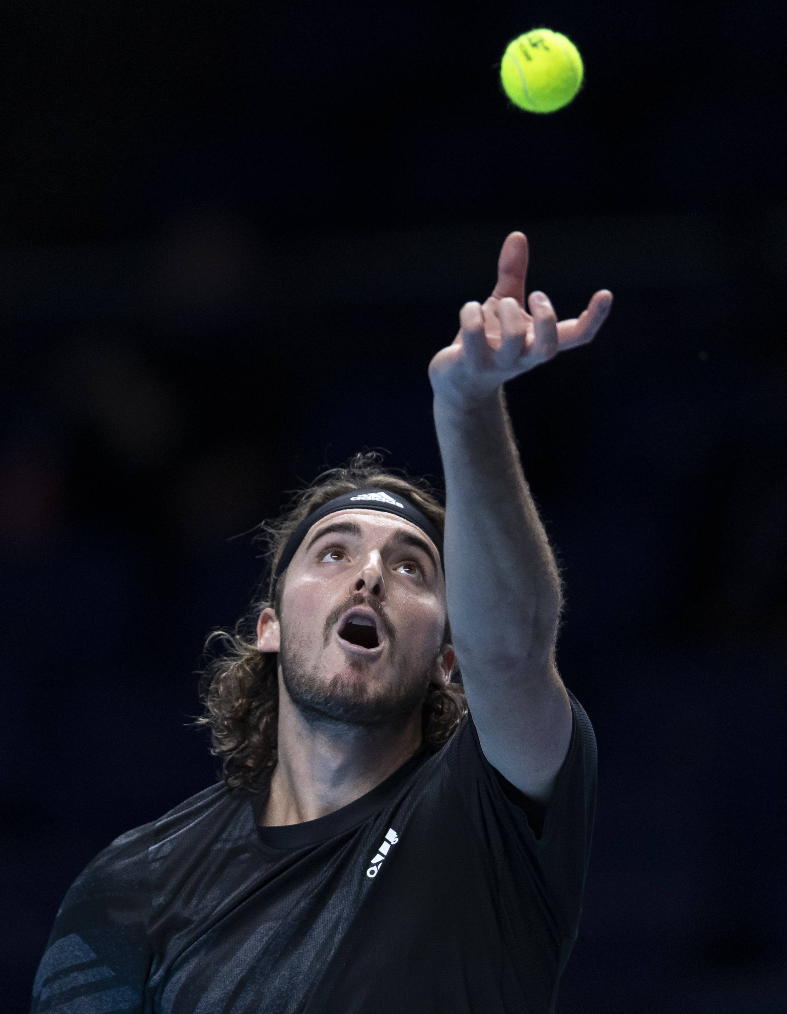 日本网球队完胜西班牙网球队,西西帕斯爆发神勇 日本网球队完胜西班牙网球队,西西帕斯爆发神勇