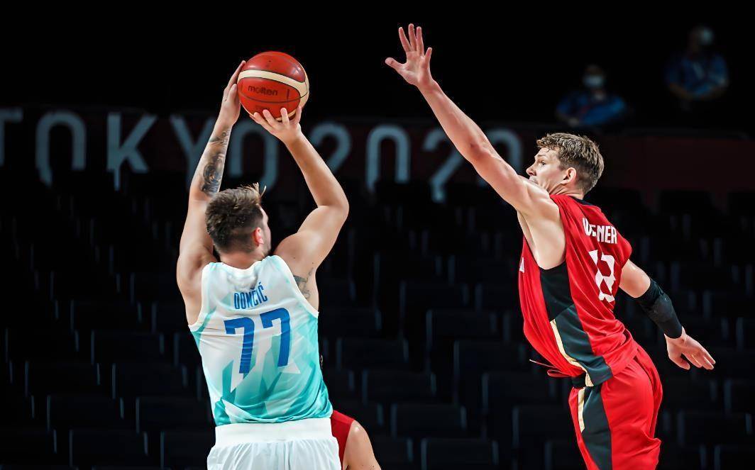 关于澳大利亚男篮险胜猛龙，东契奇高光表现的信息