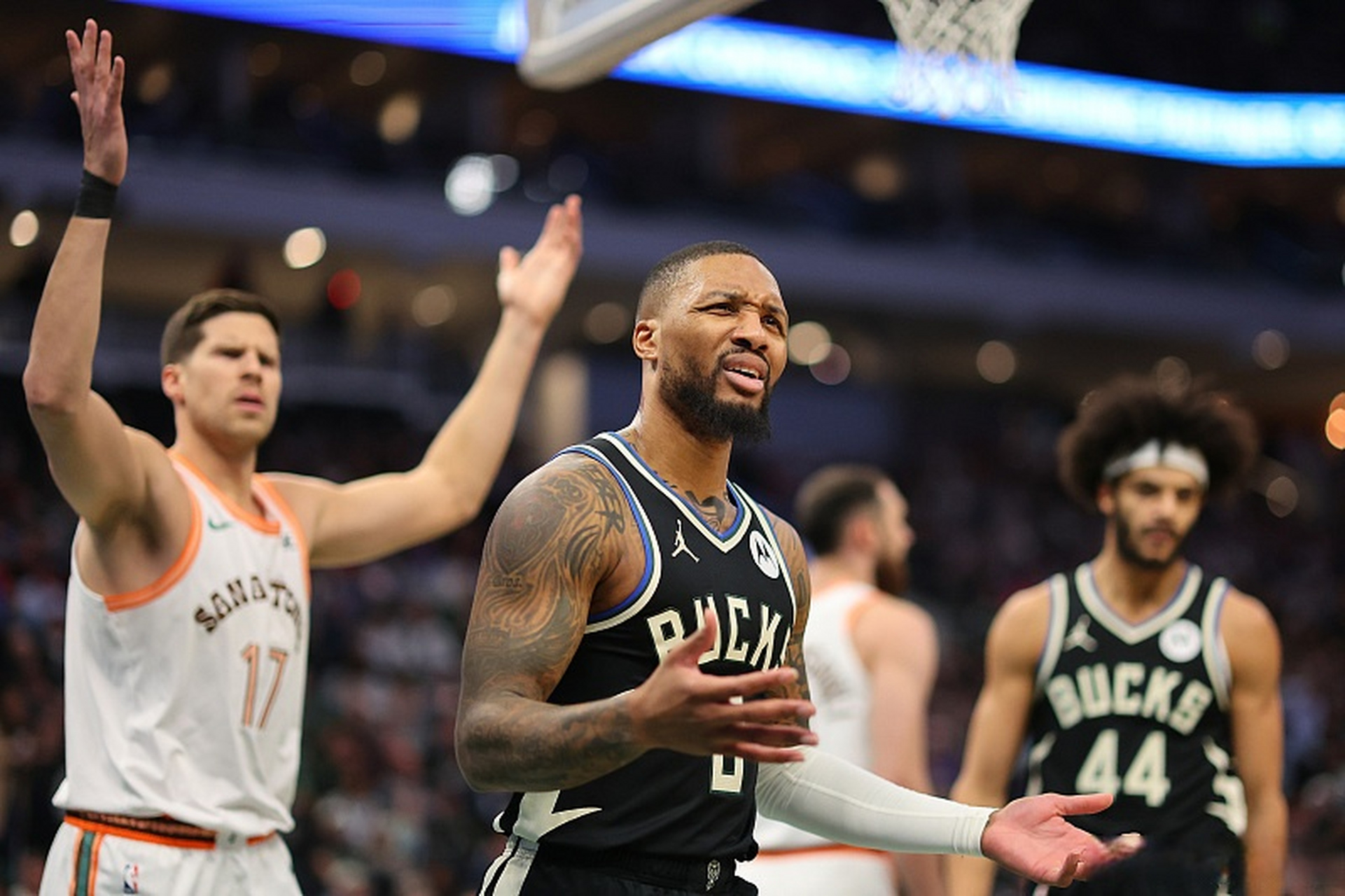 北京队横扫雄鹿，利拉德惊艳四座