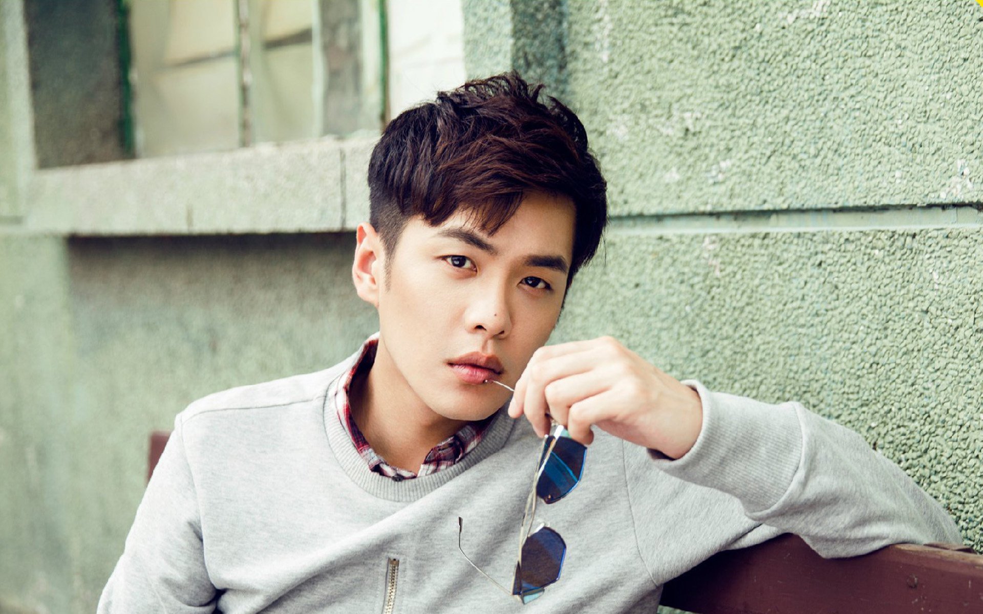 铁血红白翻盘日,北境神锋破苍穹,一场改写西德足球记忆的夜晚